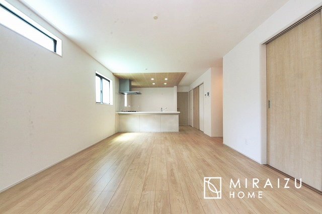 【居間・リビング】 | 大きな窓が特徴の南向きリビングでは、太陽光も沢山取り込むことが出来てお家の中にいても日光浴が可能ですね、開放的な空間です。インテリア選びも楽しそう、ご家族様で相談しながらインテリア配置も楽しみたいです