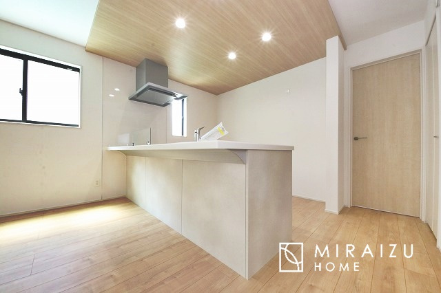 【居間・リビング】 | 明るい光が取り入れられる空間設計のリビングです。インテリア配置もしやすい間取りです。壁や床の色と合わせて落ち着いたインテリアも選びたいですね♪グリーンを飾っても素敵だと思います。
