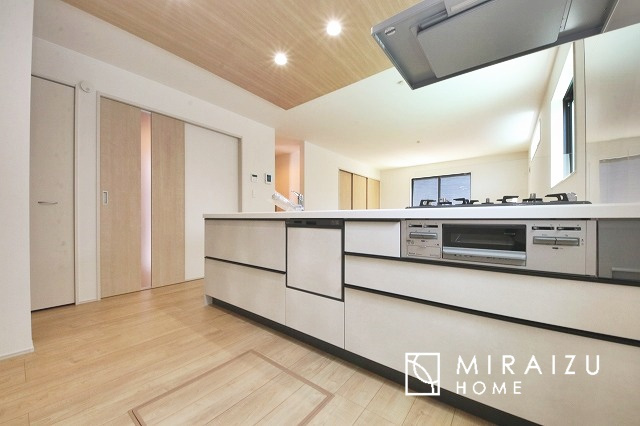 【キッチン】 | 洗練されたキッチンでは毎日の家事を少しでも楽に快適に工夫したいですね、大きいシンクではお皿洗いもストレスフリー、3口コンロでは要領よくお料理も可能です。レンジフードもお掃除がしやすい設計が嬉しい。
