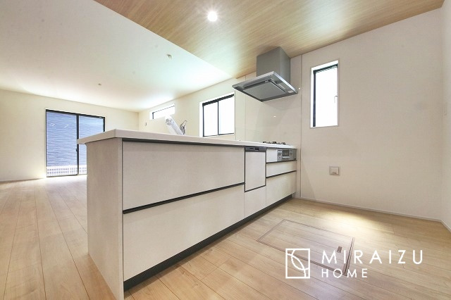 【キッチン】 | スッキリとした形が上品な広々ワイドキッチンです。レンジフードもすっきりとした造りなので圧迫感もございません。窓もあり明るい空間の中で毎日お料理することが可能です。収納スペースも広いのが嬉しいですね。
