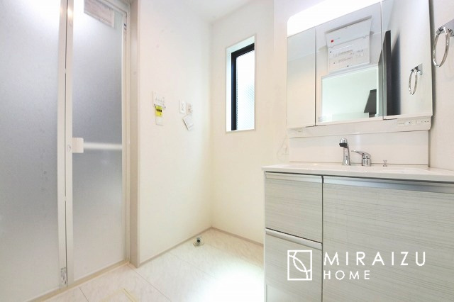 【洗面所】 | 洗濯機置き場と脱衣スペースもしっかりと確保されている洗面室、洗面コーナーは、窓から陽も差し明るく開放的な造りです。家事導線も良いので洗濯物やお湯はりもストレスフリーに毎日家事を楽しめそうです。
