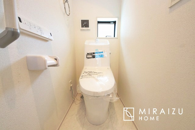 【トイレ】 | 空気の換気と窓からの光の明るさに配慮した清潔感のあるトイレ、ご自分の好きなアロマや芳香剤を置いて落ち着く空間を演出、一人になれる空間ですから、リラックスしたいですね。
