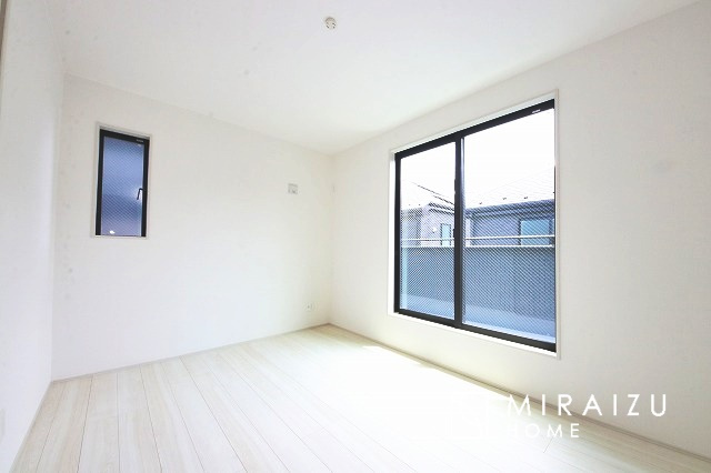 【洋室】 | 広さのある洋室は、ご夫婦様の寝室にぴったりですね。ご主人様の趣味のものや書斎などにも使用できるくらいの広さが嬉しいです。収納もばっちり完備してますのでお荷物が多いご家族様も安心してお暮しいただけます！