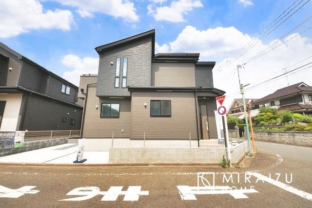 【外観】 | 青く澄み渡った綺麗な空と、陽の光をたっぷりと受ける、そんな新築住宅で新生活をスタートしてみませんか？見学・ご相談等、ミライズホーム(株)までお気軽にご連絡下さい。