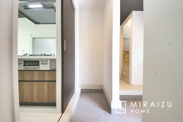 【玄関】 | 収納あり、自然な採光ありの洋室。家族みんなが気持ち良く目覚められる、過ごしやすい主寝室などにもお勧め。もちろん、ペットもご一緒に。