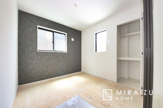 【洋室】 | 収納あり、自然な採光ありの洋室。家族みんなが気持ち良く目覚められる、過ごしやすい主寝室などにもお勧め。もちろん、ペットもご一緒に。