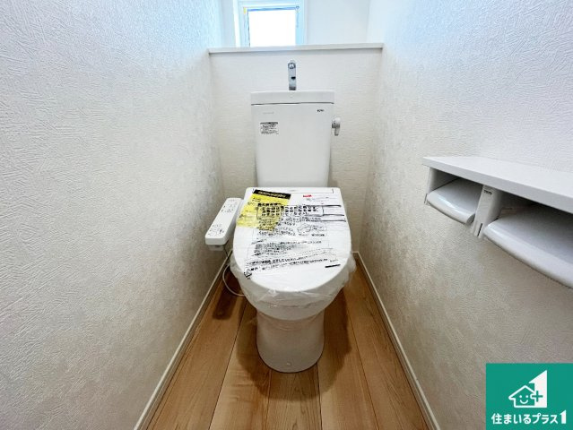 野洲市六条　第1期　新築一戸建てのトイレ|1・2階の2ヶ所にあるので、朝の忙しい時間の順番待ちもなく、深夜の利用にも大変便利です。