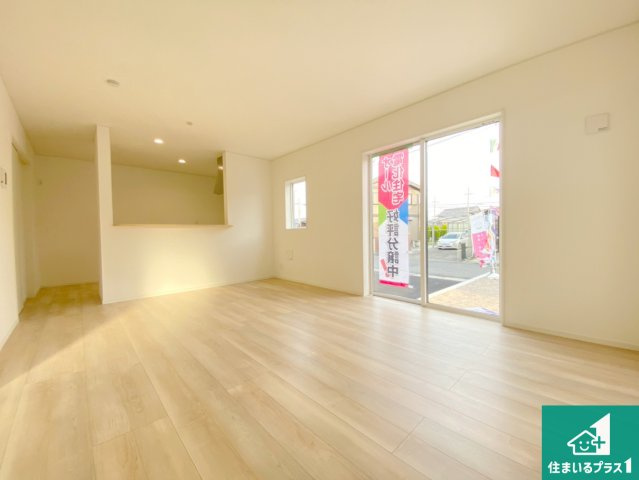 野洲市六条　第1期　新築一戸建ての居間・リビング|日当たり良好の明るいリビングで朝の目覚めもスッキリできそう！対面キッチンでご家族のコミュニケーションも自然と増える設計！小さなお子様が遊ぶスペースを作っても広々とくつろげるLDK！