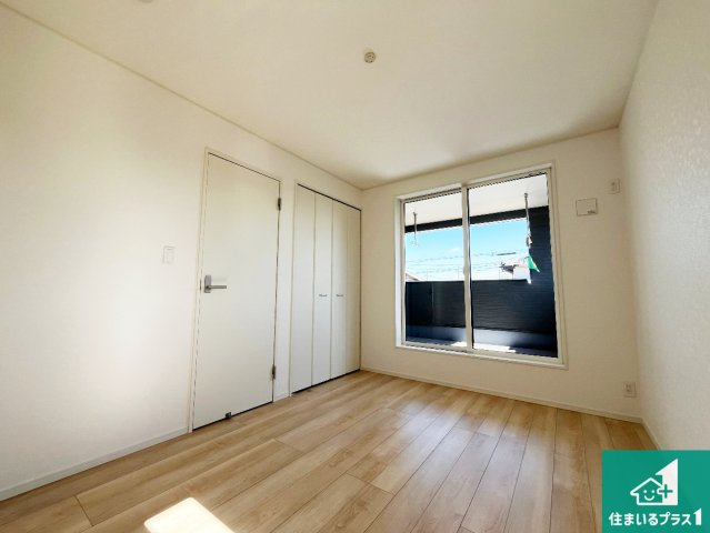 野洲市六条　第1期　新築一戸建ての洋室|シンプルな洋室は、自分好みのインテリアが楽しめます♪ご家族とインテリアや家具を選びに行くのは新築購入時の醍醐味の一つです。ぜひお楽しみください♪