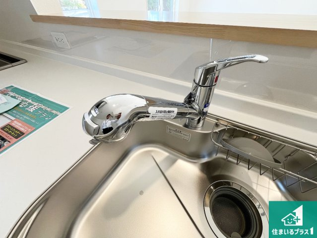 野洲市六条　第1期　新築一戸建ての設備|浄水器を内蔵！炊飯時、お茶を作る時に安心してお水を使えます！お湯と冷水、浄水と原水、シャワーの切替えもワンタッチです！