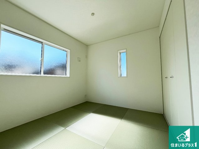 野洲市六条　第1期　新築一戸建ての和室|一室あると便利な和室は客間としてだけでなく、小さなお子様のプレイルームや食後のくつろぎスペースとしてもご利用いただけます。収納もついていますので大活躍間違いなし！