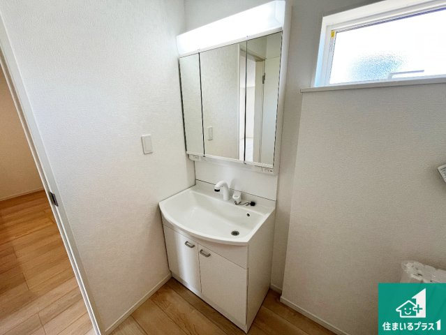 野洲市六条　第1期　新築一戸建ての独立洗面台|清潔感のある洗面台です。フラットな鏡は掃除がしやすく毎日清潔！鏡裏には収納があるのでスッキリとした洗面台が保てます。