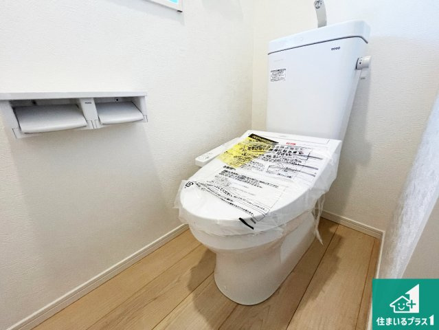 野洲市六条　第1期　新築一戸建てのトイレ|1・2階の2ヶ所にあるので、朝の忙しい時間の順番待ちもなく、深夜の利用にも大変便利です。