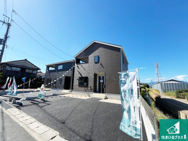 野洲市六条　第1期　新築一戸建ての前面道路含む現地写真|周辺は閑静な住宅街！前面道路広々で車の出し入れも便利です。駐車が苦手な方でも安心して車庫入れできます！