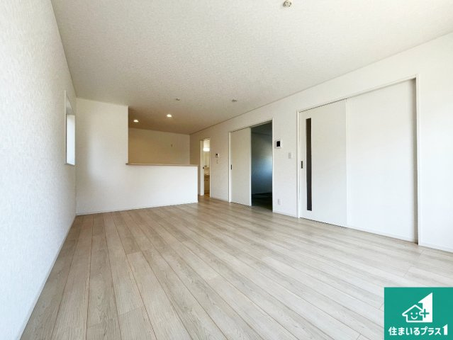 野洲市六条　第1期　新築一戸建ての居間・リビング|日当たり良好の明るいリビングで朝の目覚めもスッキリできそう！対面キッチンでご家族のコミュニケーションも自然と増える設計！小さなお子様が遊ぶスペースを作っても広々とくつろげるLDK！