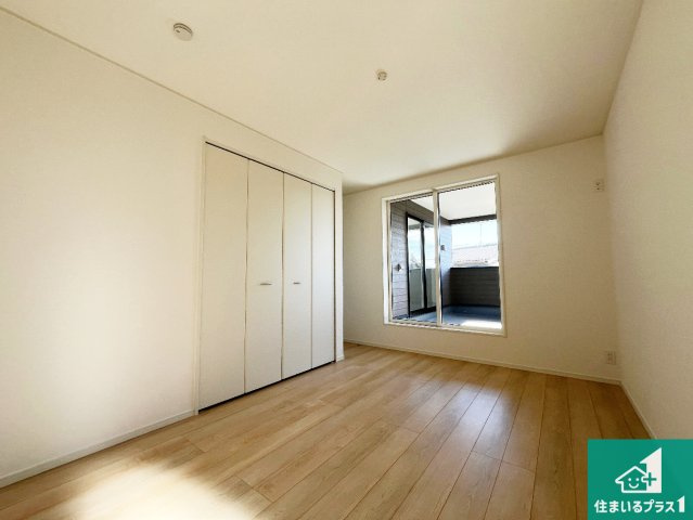 野洲市六条　第1期　新築一戸建ての洋室|シンプルな洋室は、自分好みのインテリアが楽しめます♪ご家族とインテリアや家具を選びに行くのは新築購入時の醍醐味の一つです。ぜひお楽しみください♪