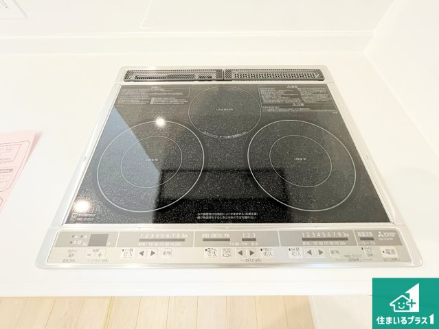 野洲市六条　第1期　新築一戸建ての設備|火を使わないので、安心なＩＨコンロ！でこぼこが無い構造なので、掃除もしやすく清潔に保てます！