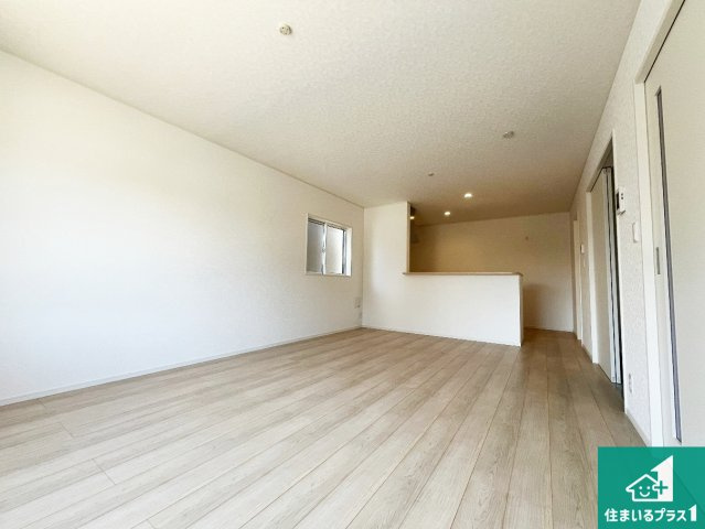 野洲市六条　第1期　新築一戸建ての居間・リビング|シンプルなリビングは、観葉植物等のインテリアを楽しめますね！パパ好みにも、ママ好みにも家具次第で雰囲気を変えることができます！