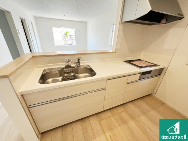 野洲市六条　第1期　新築一戸建てのキッチン|リビングと統一感があり、使い勝手のいいキッチン。広々としているので、二人並んで作業が出来ちゃいます。お子様と一緒に色々なお料理に挑戦できるスペースがあります。