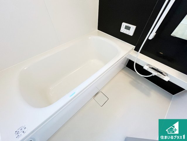 野洲市六条　第1期　新築一戸建ての浴室|足をゆったり伸ばして寛げる浴槽です。窓が設けられていますので差し込む光が明るく穏やかな雰囲気にしてくれます♪浴室乾燥機も設置しているので、雨の日の洗濯物も安心です♪