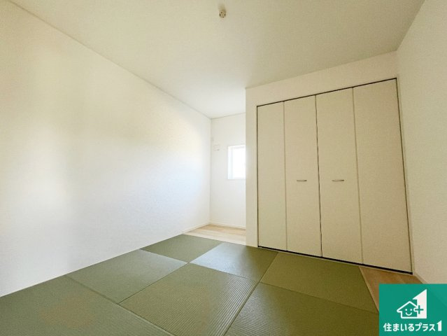野洲市六条　第1期　新築一戸建ての和室|一室あると便利な和室は客間としてだけでなく、小さなお子様のプレイルームや食後のくつろぎスペースとしてもご利用いただけます。収納もついていますので大活躍間違いなし！