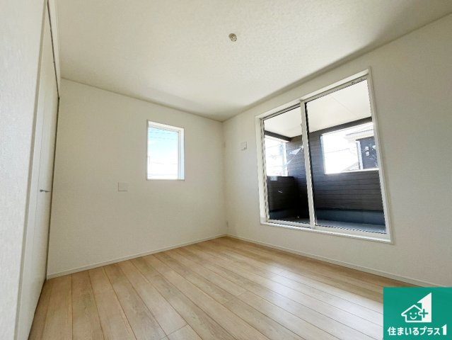 野洲市六条　第1期　新築一戸建ての洋室|シンプルな洋室は、自分好みのインテリアが楽しめます♪ご家族とインテリアや家具を選びに行くのは新築購入時の醍醐味の一つです。ぜひお楽しみください♪