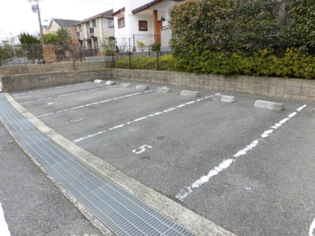 セジュール西岡本の駐車場
