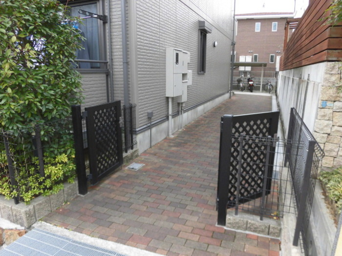 セジュール西岡本のエントランス