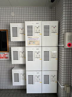 【その他共用部分】 | 共用エントランスには宅配BOXがあるので荷物の受け取りもスムーズに♪再配達の手間がかからないのが魅力♪