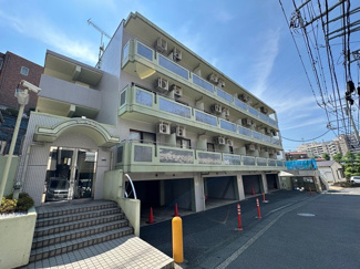 【外観】 | 小田急線「新百合ヶ丘」駅まで徒歩5分！便利な立地の4階建てマンションです♪通勤通学はもちろん、お買い物やお出かけにもGood☆