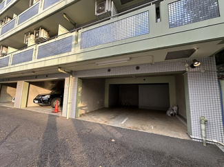 【駐車場】 | いつでも目の届く敷地内に駐車場があります♪屋内なので、雨の時の乗り降りもらくらく♪