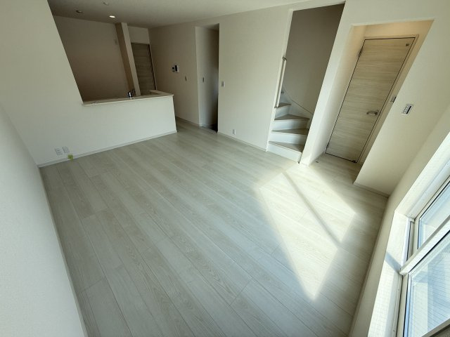 深井中町全1棟の居間・リビング