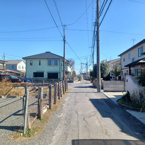 東松山市松葉町２丁目 3区画土地の周辺|南側の公道に接道