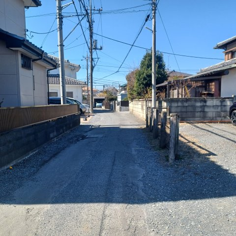 東松山市松葉町２丁目 3区画土地の前面道路含む現地写真|南側の公道に接道