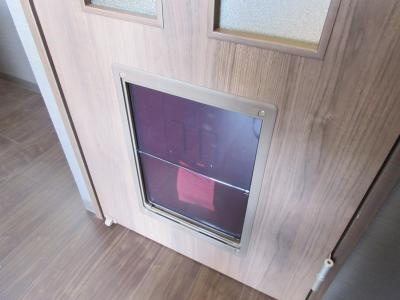 テッケルテスラのその他|ペットが通れる小窓有