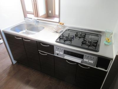 テッケルテスラのキッチン|3口ガスキッチン