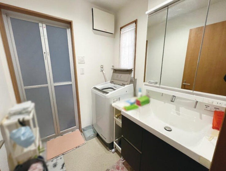 高知市若松町　中古一戸建ての独立洗面台|身支度に便利な三面鏡の洗面台(^^♪