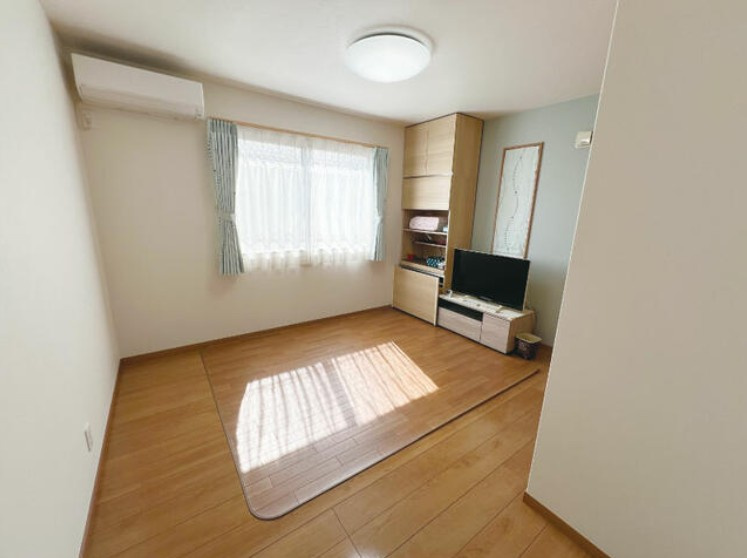 高知市若松町　中古一戸建ての洋室|広々とした洋室です