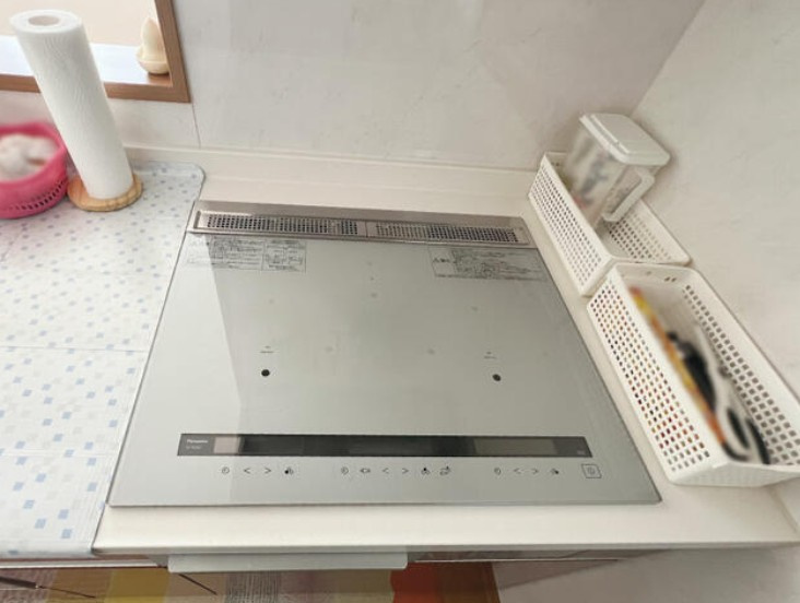 高知市若松町　中古一戸建てのキッチン|火を使わないIHクッキングヒーターで、毎日のお料理も安心・快適に。