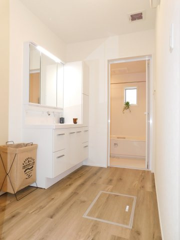 弥富市平島東３丁目の新築一戸建の独立洗面台|◇洗面室◇　　広い洗面室！！　サイドキャビネット付き三面鏡シャンプードレッサー（９００サイズ）　床下収納完備！　