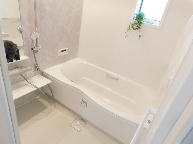 弥富市平島東３丁目の新築一戸建の浴室|◇浴室◇　　広い１坪サイズ・浴室暖房乾燥機・追い焚き・断熱浴槽・スライドバーシャワー・クリーン床・オートバス・バリアフリー・浴室窓あり