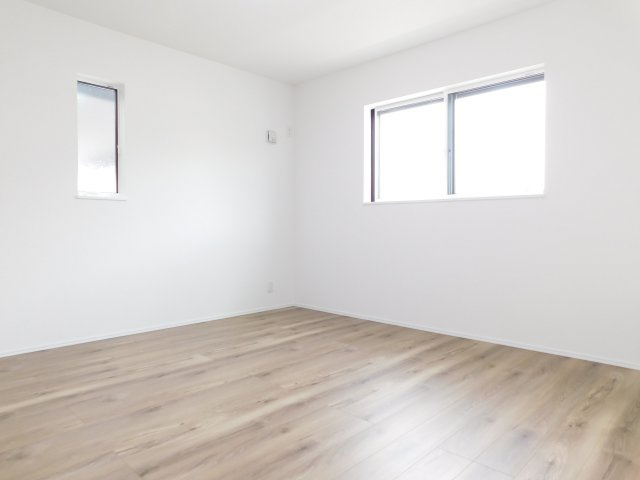 弥富市平島東３丁目の新築一戸建の洋室|◇洋室◇　　２面採光で明るい洋室８．３帖　全居室収納完備！