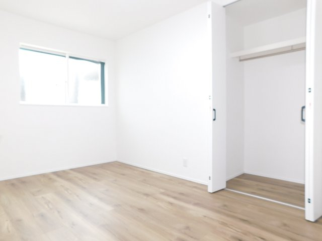 弥富市平島東３丁目の新築一戸建の洋室|◇洋室◇　　明るい洋室６．４帖　全居室収納完備！