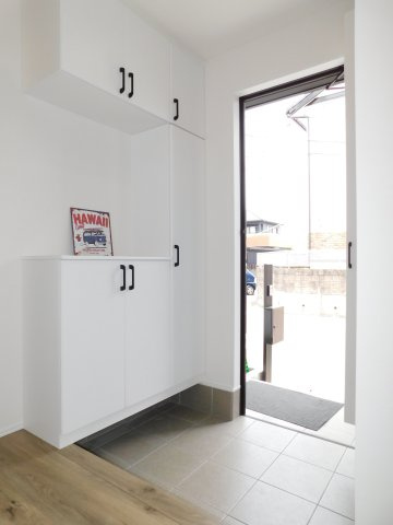 弥富市平島東３丁目の新築一戸建の玄関|◇玄関◇　　収納たっぷり、オシャレなシューズＢＯＸ