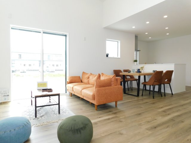 弥富市平島東３丁目の新築一戸建の居間・リビング|◇リビング◇　　南面含む２面採光で明るいリビング１８．６帖　パントリー完備！