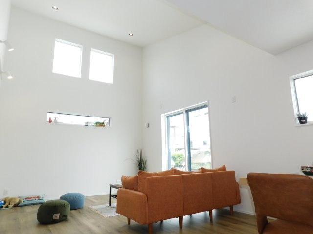 弥富市平島東３丁目の新築一戸建の居間・リビング|◇リビング◇　　南面含む２面採光で明るいリビング１８．６帖　　リビング空間の上部が吹き抜けで開放感溢れます♪