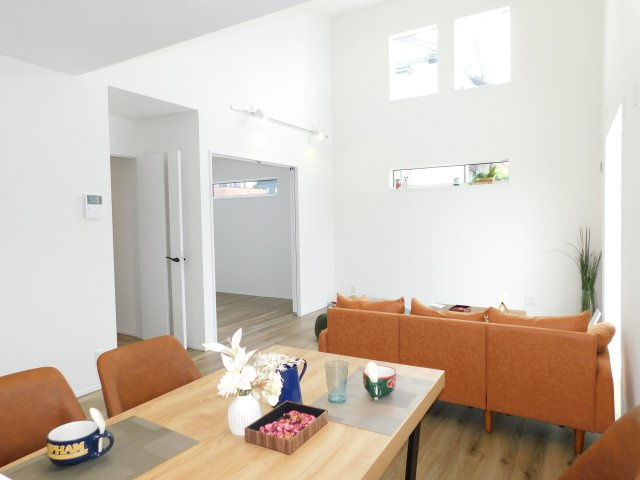 弥富市平島東３丁目の新築一戸建の居間・リビング|◇リビング◇　　南面含む２面採光で明るいリビング１８．６帖　　家族のコミュニケーションの機会が増える広々空間♪