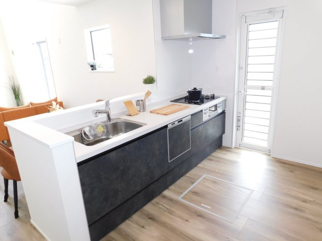 弥富市平島東３丁目の新築一戸建のキッチン|◇キッチン◇　　人気の対面式・人工大理石天板システムキッチン・食洗機・浄水機能付ハンドシャワー・静音仕様シンク・ガラストップコンロ・薄型換気扇・前面コンセント・床下収納など