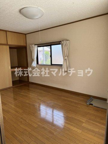 下三栖戸建の洋室|明るい洋室です