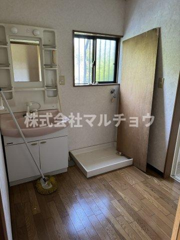 下三栖戸建の独立洗面台|独立洗面台あり、毎朝おしゃれに忙しい女性の方におすすめです
